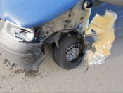 Poškozené vozidlo od kola kamionu